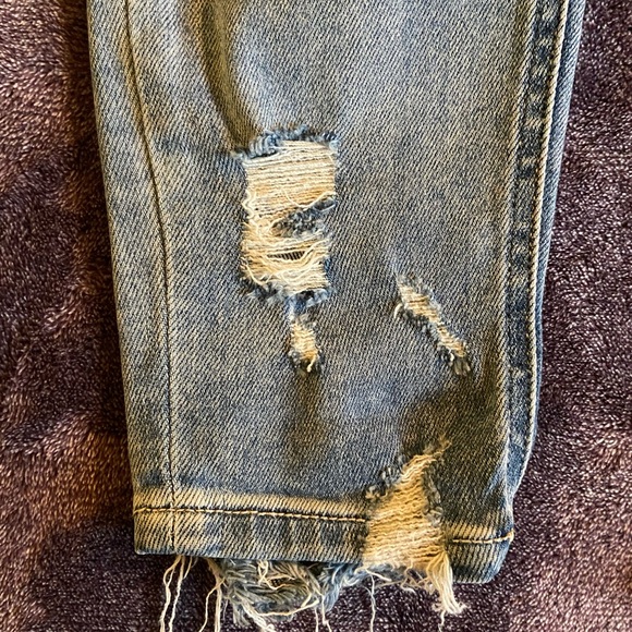 BRAND NEW Vervet Distressed Straight Leg Jeans - Picture 5 of 11